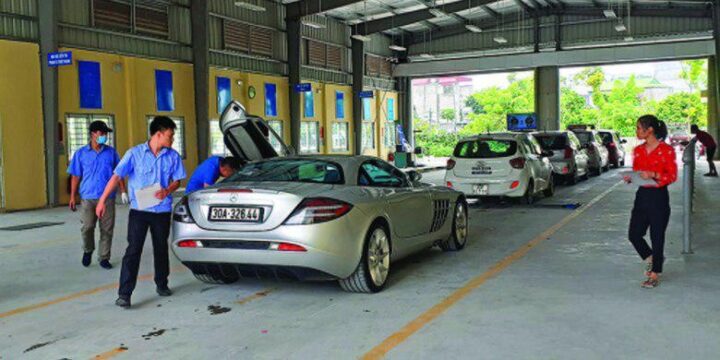 Dòng xe ô tô chờ làm thủ tục đóng phí đăng kiểm tại trung tâm