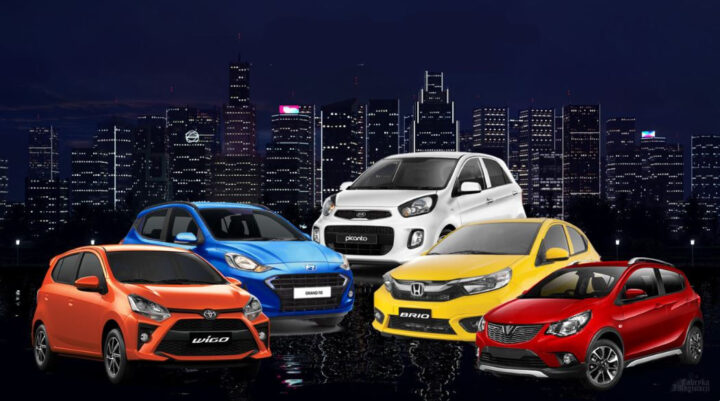 Xe ô tô loại nhỏ màu xanh di chuyển trên đường phố đông đúc, phù hợp cho gia đình trẻ