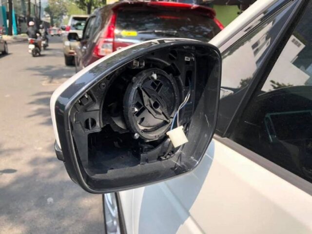 chống trộm gương xe ô tô bằng cách lắp cáp