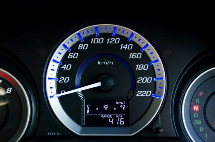 Cách chạy xe ô tô tiết kiệm xăng hiệu quả với tốc độ lý tưởng 48-80 km/h