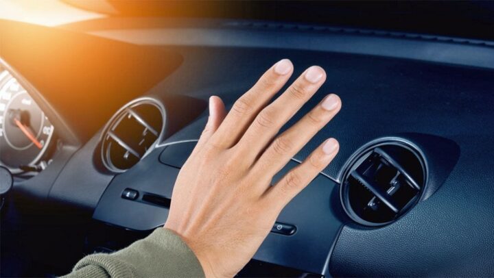 Lọc gió điều hòa xe ô tô bám đầy bụi bẩn là nguyên nhân gây mùi hôi