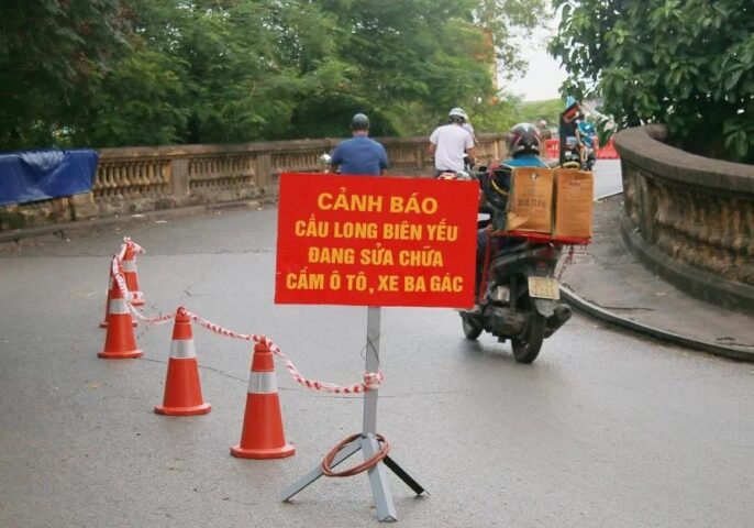 Rào chắn cố định ngăn xe ô tô trên cầu Long Biên, kèm biển cảnh báo cầu yếu