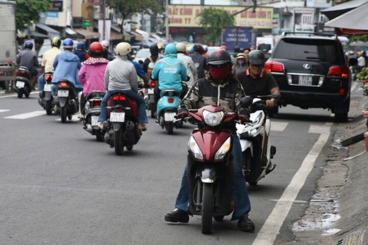 Người đi xe máy vi phạm giao thông trên đường phố TP.HCM