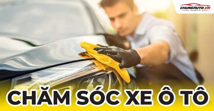 Kỹ thuật viên đang thực hiện chăm sóc xe ô tô chuyên nghiệp, quy trình làm sạch và bảo dưỡng xe toàn diện để duy trì vẻ đẹp và hiệu suất.