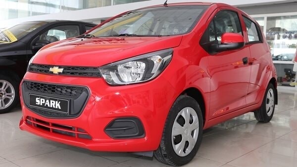 Hình ảnh xe ô tô Chevrolet Spark Van màu trắng đậu trên đường phố