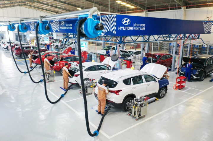 Pic bảo dưỡng xe ô tô Hyundai – Kỹ thuật viên kiểm tra động cơ xe