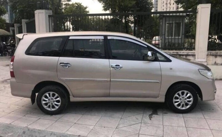 Chiếc Toyota Innova số sàn cũ đang di chuyển trên đường