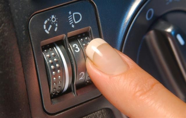 Nút điều chỉnh đèn pha ô tô tự động theo tải trọng trên xe Xenon