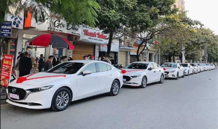 Xe Mazda 3 màu trắng, dòng sedan 4 chỗ phổ biến cho dịch vụ **cho thuê xe ô tô dài hạn** tự lái.