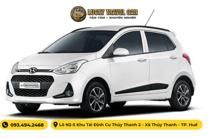 Chiếc xe ô tô 4 chỗ i10 màu trắng đang di chuyển trên đường, thể hiện sự linh hoạt của mẫu xe