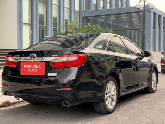 Chiếc Toyota Camry trắng sang trọng, minh họa dịch vụ cho thuê xe ô tô camry theo tháng