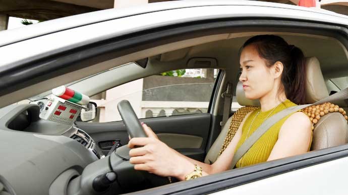 Người phụ nữ học lái xe số tự động ô tô