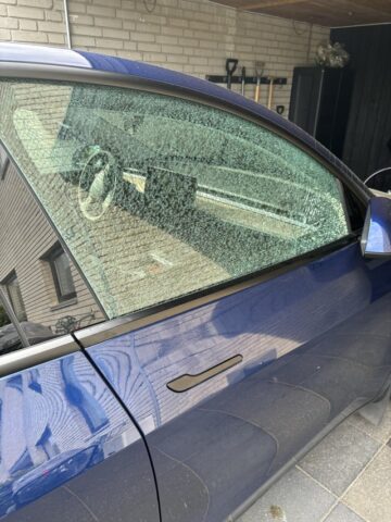 cracked passenger window from opening door from the outside v0 nfdcks2bn42d1