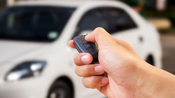 Cửa xe ô tô bị kẹt do lỗi hệ thống khóa điện tử hoặc pin yếu
