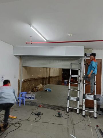 Cửa cuốn nhà xe hiện đại với thiết kế nan lá hợp kim nhôm sơn tĩnh điện, đảm bảo an toàn và tính thẩm mỹ cho không gian gara ô tô.