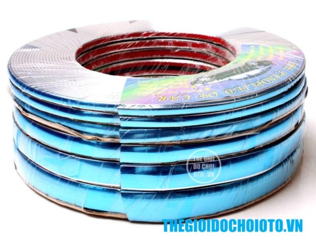 Nẹp inox xe ô tô dạng cuộn bản phẳng, thường dùng để dán viền cửa kính, tạo điểm nhấn sang trọng cho xe.