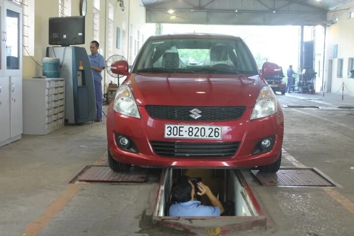 Nhân viên đăng kiểm kiểm tra xe ô tô