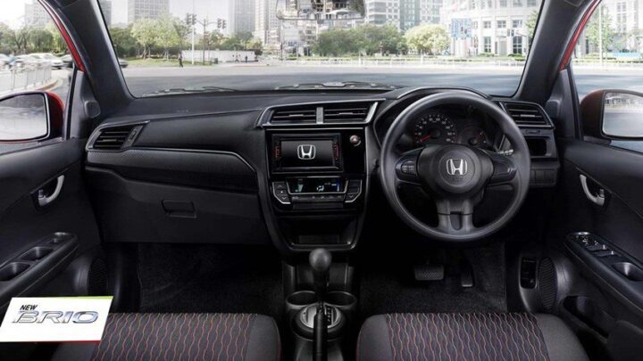 Nội thất xe ô tô Brio 2019 với bảng táp-lô thiết kế hiện đại và màu cam nổi bật