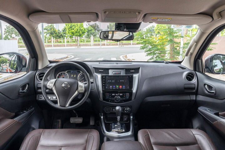 Hình ảnh tổng thể phía trước của Nissan Terra, thể hiện thiết kế mạnh mẽ và nam tính, phù hợp cho bài đánh giá xe ô tô Nissan Terra chi tiết.