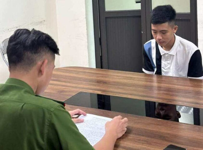 Cảnh sát dẫn giải nghi phạm Thải Văn Quang bị bắt vì hành vi đập kính xe ô tô