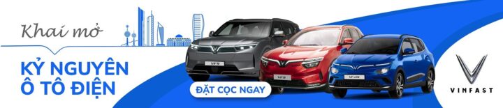 Người lái xe tương tác với màn hình trung tâm, minh họa nội thất ô tô và quyết định có nên lót sàn xe ô tô để bảo vệ khoang lái.