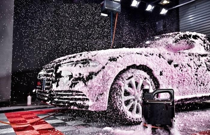 Dung dịch nước rửa xe chuyên dụng giúp làm sạch bề mặt xe tối đa