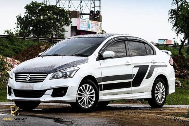 Xe ô tô Suzuki Ciaz với tem dán thể thao, thể hiện cá tính cho dòng xe giá rẻ