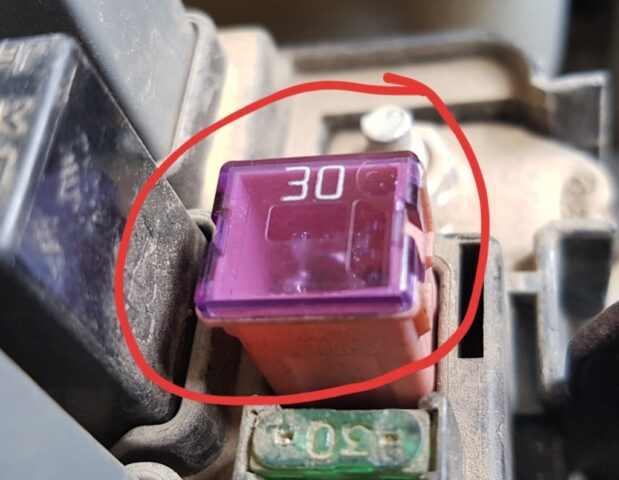 Vỏ cầu chì nhựa xe ô tô cỡ nhỏ 15A với nhiều màu sắc, đang được sắp xếp trong nhà máy.