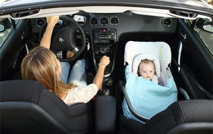 Vị trí ghế trẻ em ở ghế hành khách phía trước xe ô tô