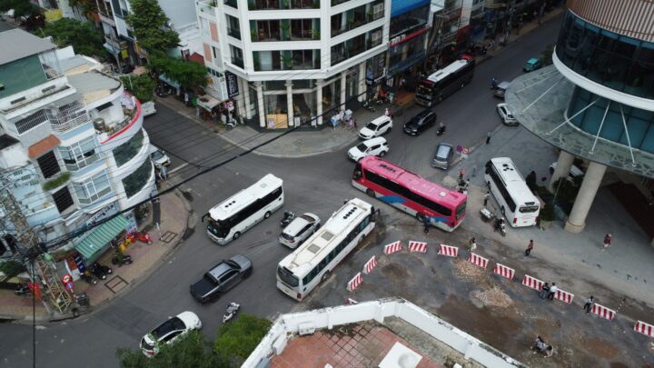 Ngã tư Nguyễn Thị Minh Khai - Tô Hiến Thành tắc nghẽn giao thông bởi xe ô tô khách trên 29 chỗ, minh họa tình trạng cần phân luồng xe ô tô trên chỗ.