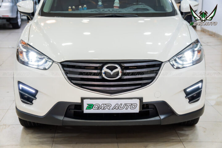 Chuyên gia kỹ thuật thực hiện nâng cấp đèn pha LED cho xe ô tô Mazda CX5