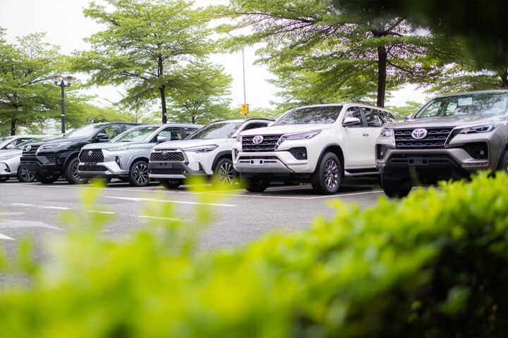 ô tô đỗ xe đúng quy định sát lề đường, tránh lỗi đỗ xe ô tô sai quy định phạt bao nhiêu