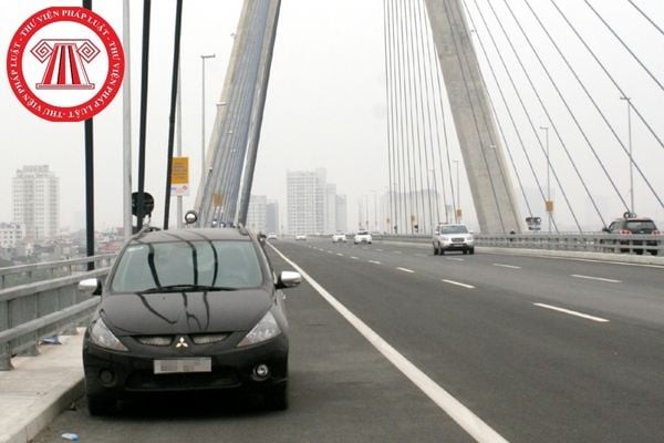 Hình ảnh ô tô đỗ xe trên cầu và biển báo cấm, minh họa quy định về an toàn giao thông đường bộ.