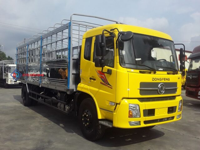 Xe ô tô tải Hoàng Huy Dongfeng B190 thùng bạt hoạt động trên đường
