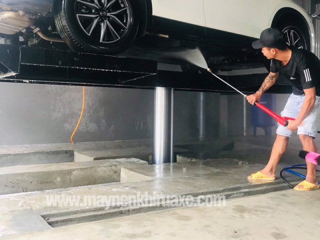 Hình ảnh minh họa quá trình vệ sinh gầm xe ô tô sử dụng máy rửa xe chuyên nghiệp