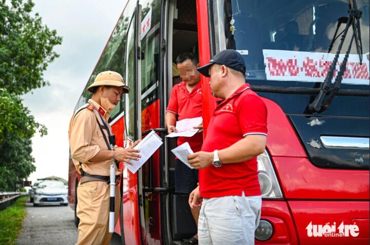 Cảnh sát giao thông kiểm tra ô tô chở xe con hoặc hàng hóa quá tải