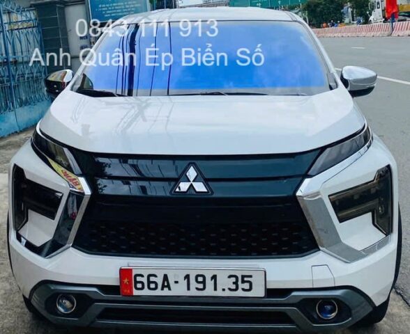 Kỹ thuật viên đang thực hiện cách tháo biển số xe ô tô hoặc bảo dưỡng khung biển số.