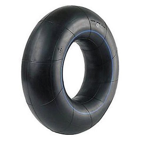 Chồng săm xe ô tô cũ và lốp xe đã qua sử dụng được kiểm tra kỹ lưỡng tại kho