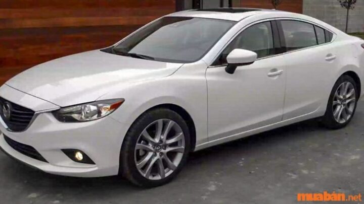 Nội thất xe ô tô Mazda 6 cũ với ghế da và màn hình giải trí trung tâm