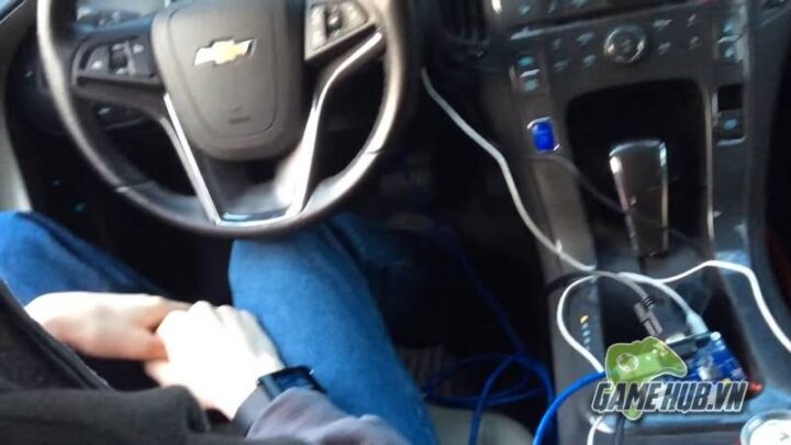 Gamer điều khiển Mario Kart bằng vô lăng xe Chevrolet Volt