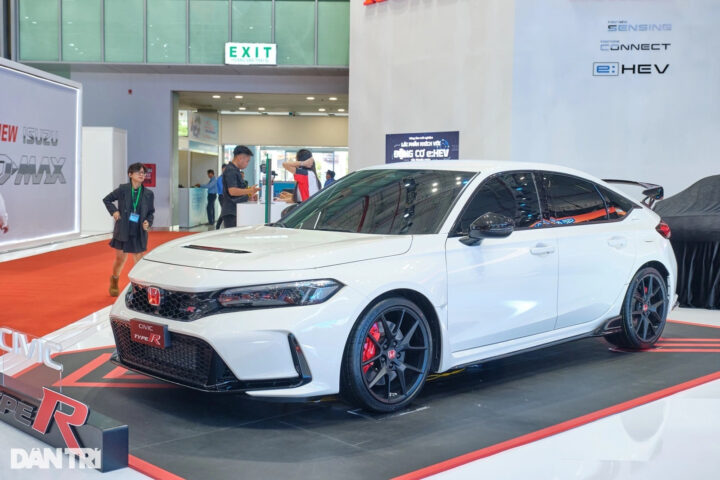 Honda Civic Type R màu đỏ, mẫu xe thể thao có giá xe ô tô tăng mạnh tại Việt Nam.