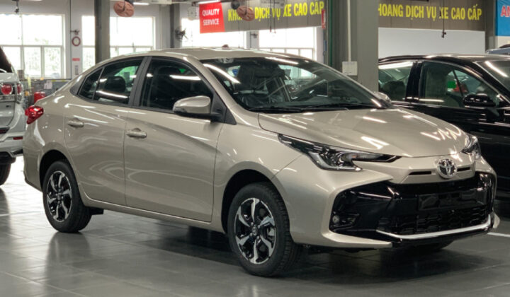 gia xe toyota 4 cho 1 2