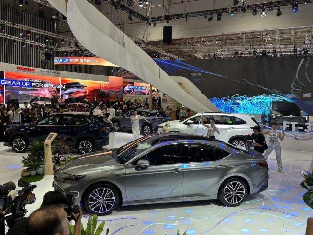 Toyota Camry Hybrid thế hệ mới ra mắt