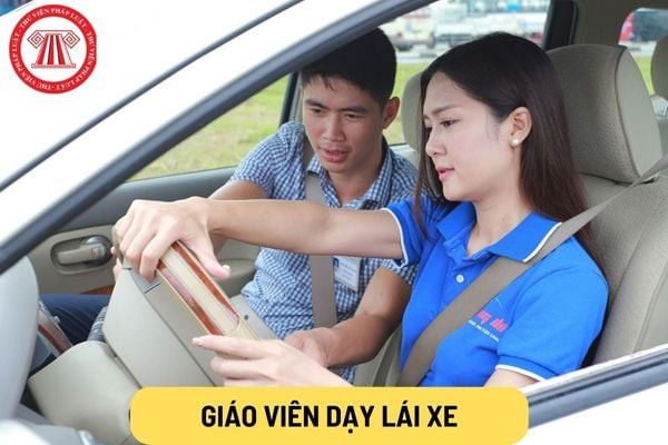 Giáo viên hướng dẫn học viên thực hành lái xe ô tô