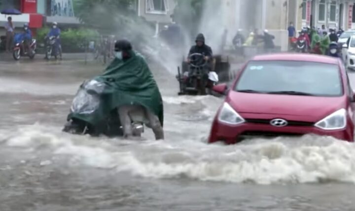 Xe ô tô di chuyển qua đường phố Hà Nội ngập lụt, kinh nghiệm lái xe ô tô trong điều kiện khó khăn.
