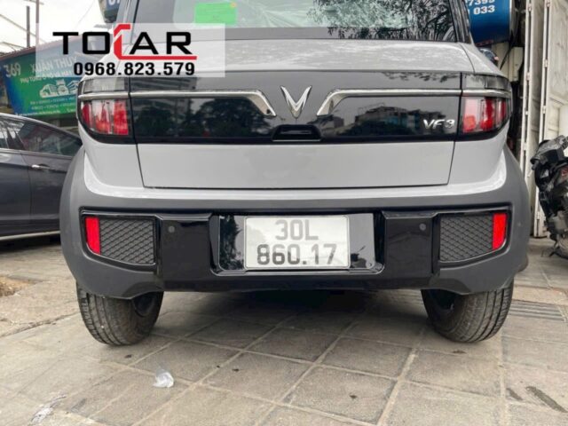 Ốp cản sau xe ô tô điện VinFast VF3 được lắp đặt, tăng cường bảo vệ và thẩm mỹ