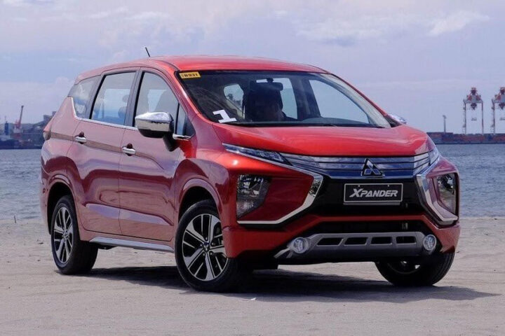 Logo hãng xe ô tô Mitsubishi của Nhật Bản trên lưới tản nhiệt xe