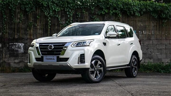 Một chiếc SUV Nissan Terra màu bạc đang đỗ bên đường, thể hiện thiết kế mạnh mẽ và hiện đại
