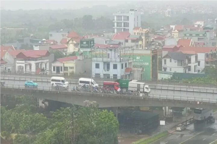 Đoàn ô tô đi chậm che gió bão cho người đi xe máy trên cầu Nhật Tân