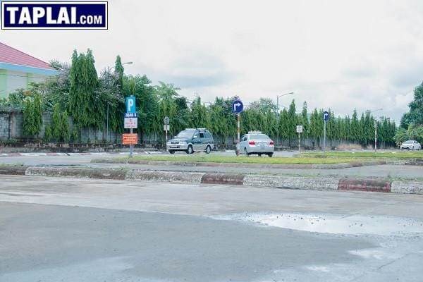 Nữ học viên đang thực hành lái xe ô tô trên sân tập, thể hiện kỹ năng lái vững vàng tại một trung tâm đào tạo